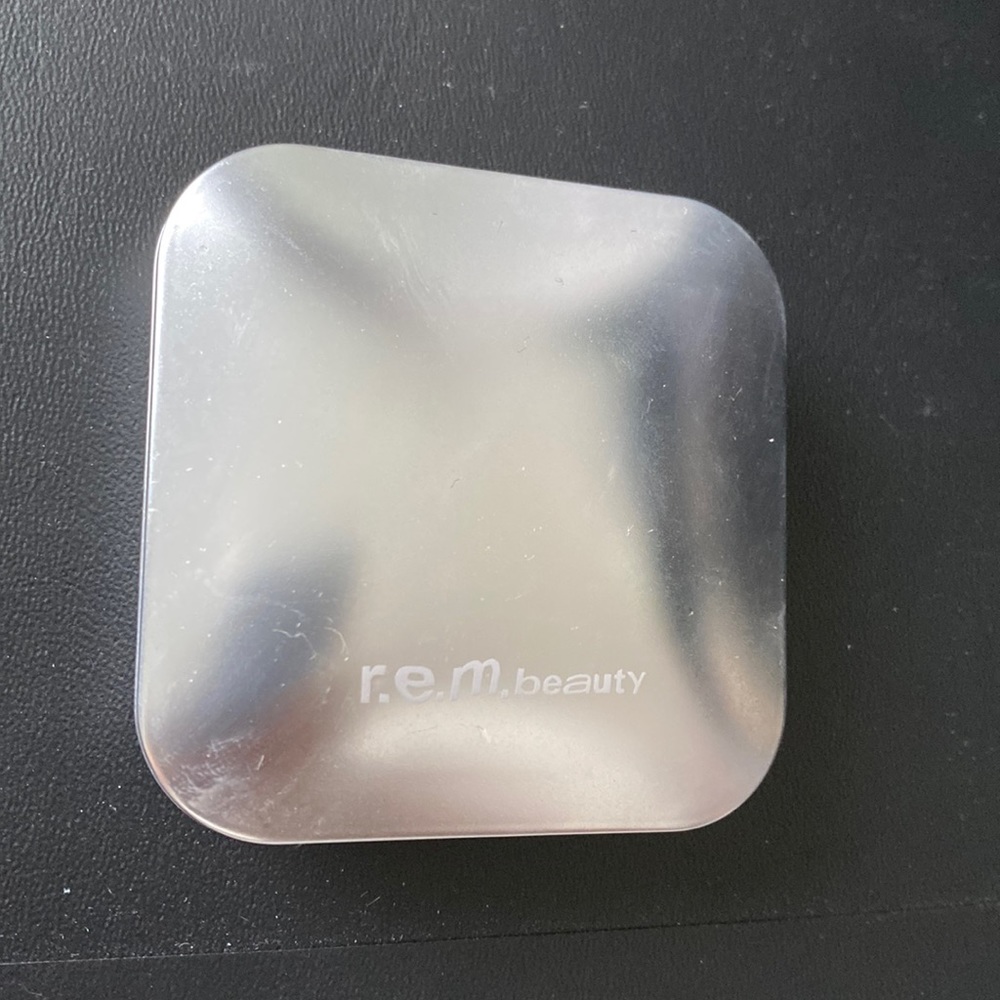 REM beauty Miss Mars highlighter topper